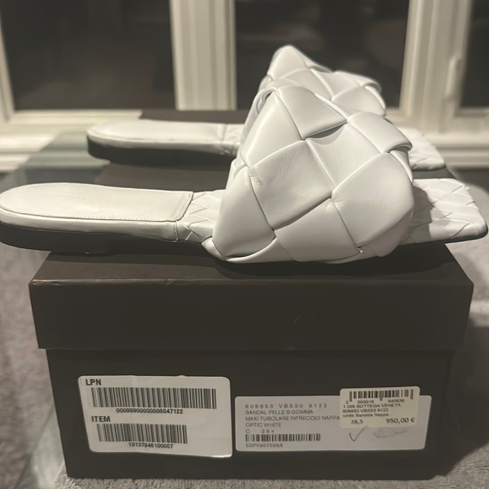 Bottega Veneta white sandals! Very good condition! Only worn once!